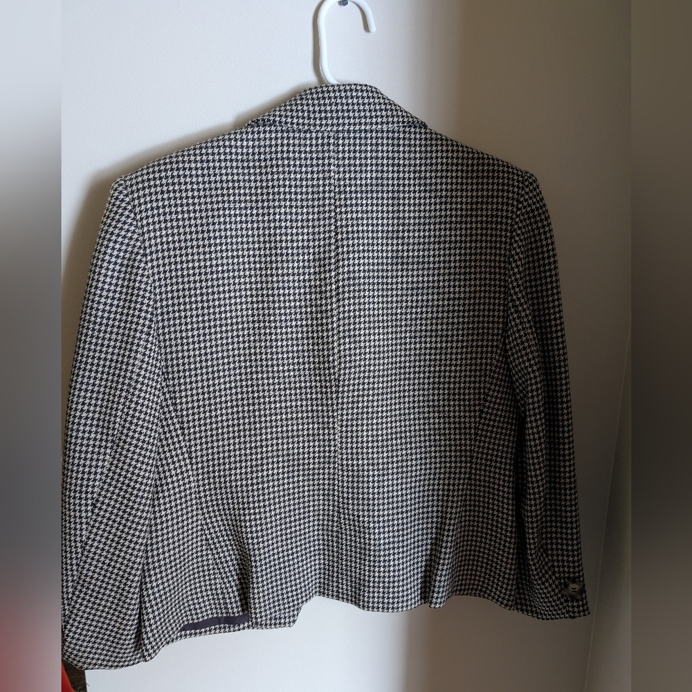 2/22$ Jones New York Black and White Blazer - Picture 2 of 3
